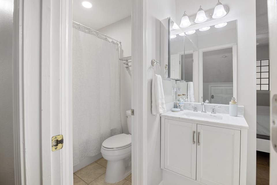 Guest bath. Supplied with bath towels, hand towels, wash clothes. 