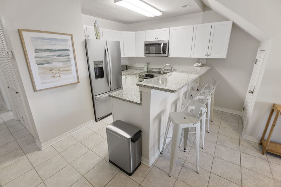 Kduo with drip coffee and kpods, toaster, cookware, blender provided! 
