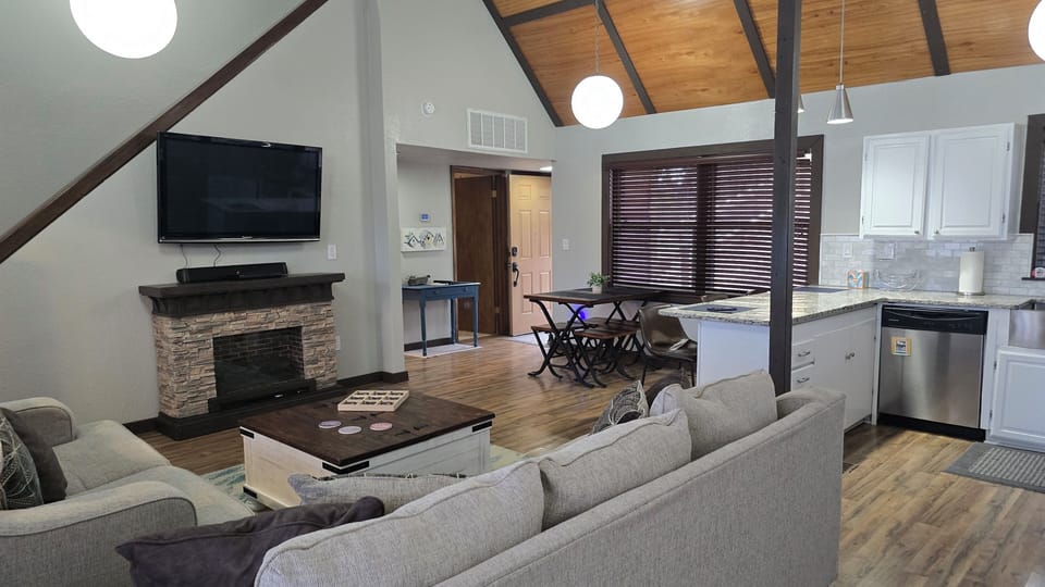 Watch TV and enjoy the electric fireplace. FireCube and free WIFI included. 