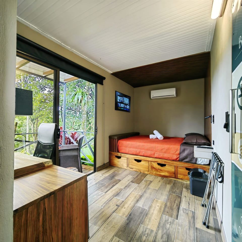 Business Room | In-room safe, laptop workspace, blackout drapes, free WiFi