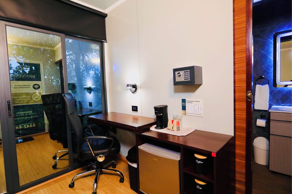 Business Room | In-room safe, laptop workspace, blackout drapes, free WiFi