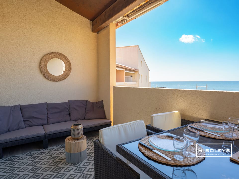 Terrace with garden furniture, plancha, view of the pool and the Mediterranean