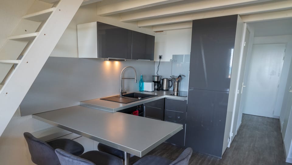 Fully equipped kitchen with oven, fridge and freezer.