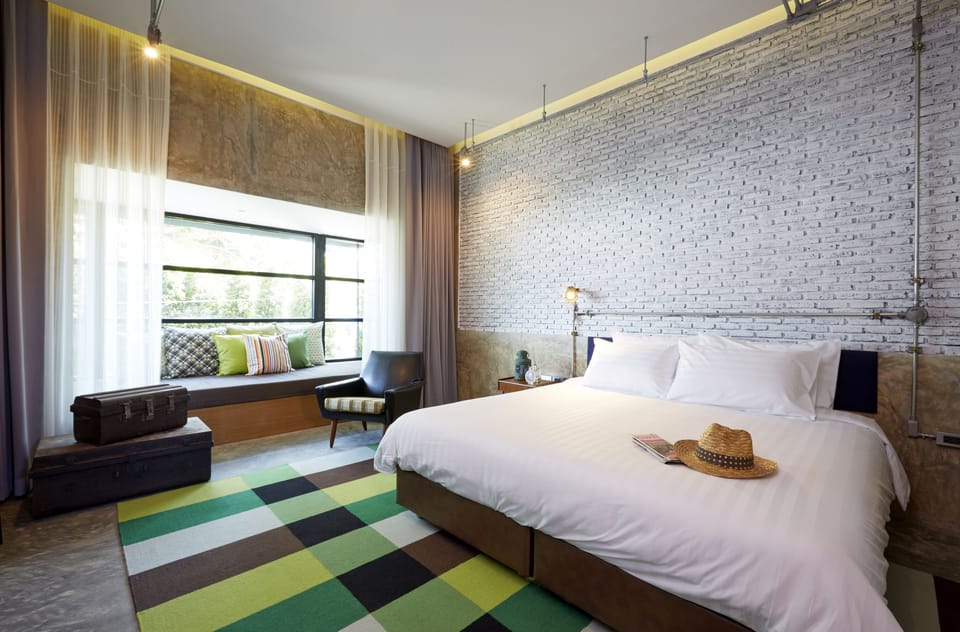 Deluxe Room | Minibar, in-room safe, desk, free WiFi