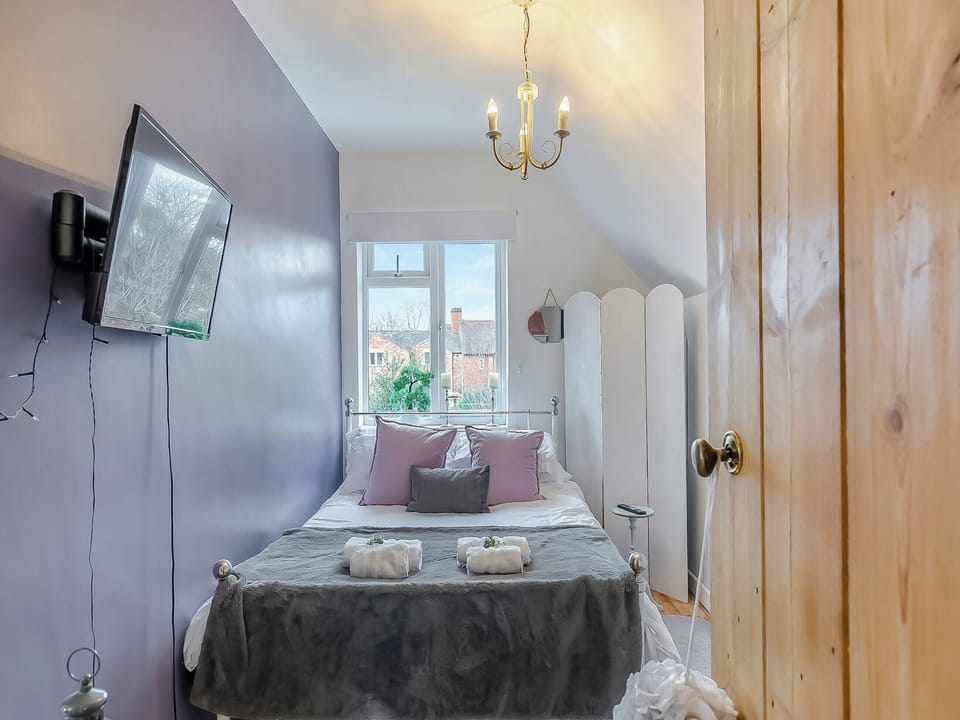 Double bedroom | Crompton Cottage, Bretforton, near Evesham