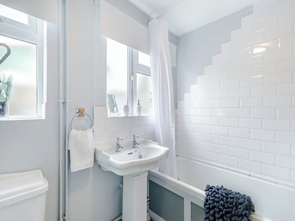 Bathroom | Crompton Cottage, Bretforton, near Evesham