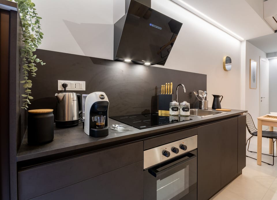 City Room | Private kitchen | Fridge, stovetop, coffee/tea maker, cookware/dishes/utensils