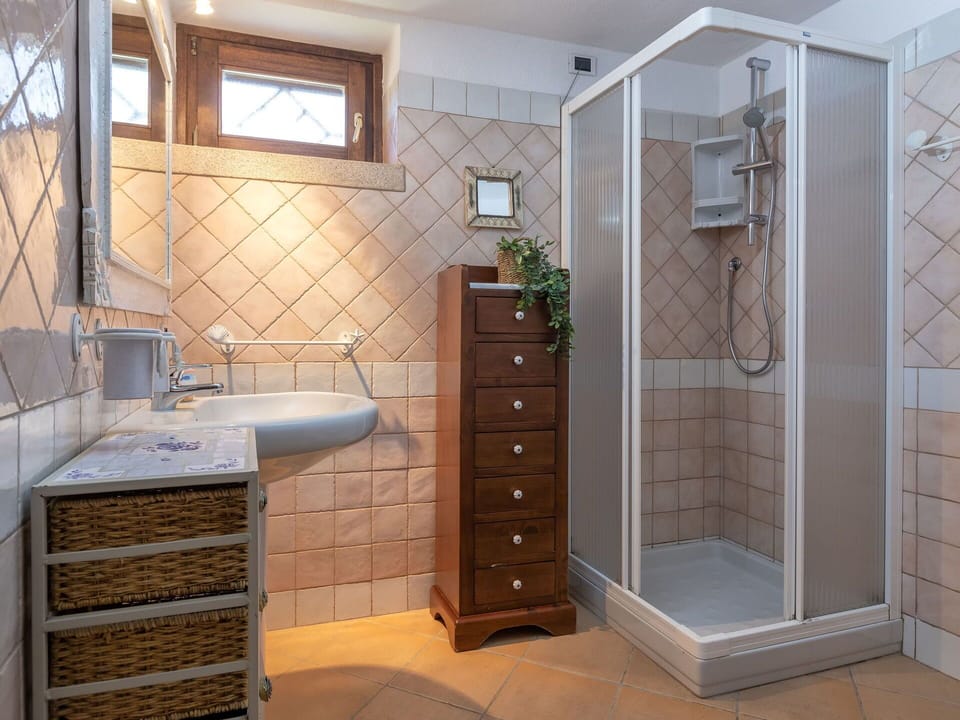Flooring, Interior Design, Plumbing Fixture, Floor, Wood, Bathroom, Plumbing, Room, Bathroom Sink, Tile