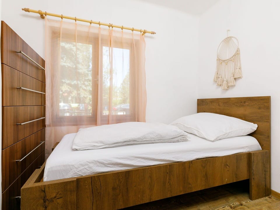 Furniture, Comfort, Wood, Textile, Bed Frame, Shade, Interior Design, Bed, Floor, Wall