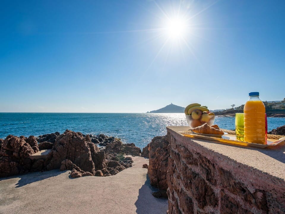 Water, Sky, Blue, Sunlight, Bottle, Wood, Coastal And Oceanic Landforms, Morning, Horizon