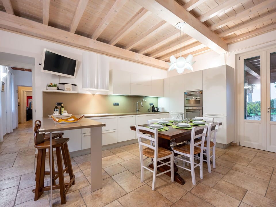 Table, Furniture, Property, Wood, Window, Interior Design, Flooring, Floor, Beam, Real Estate
