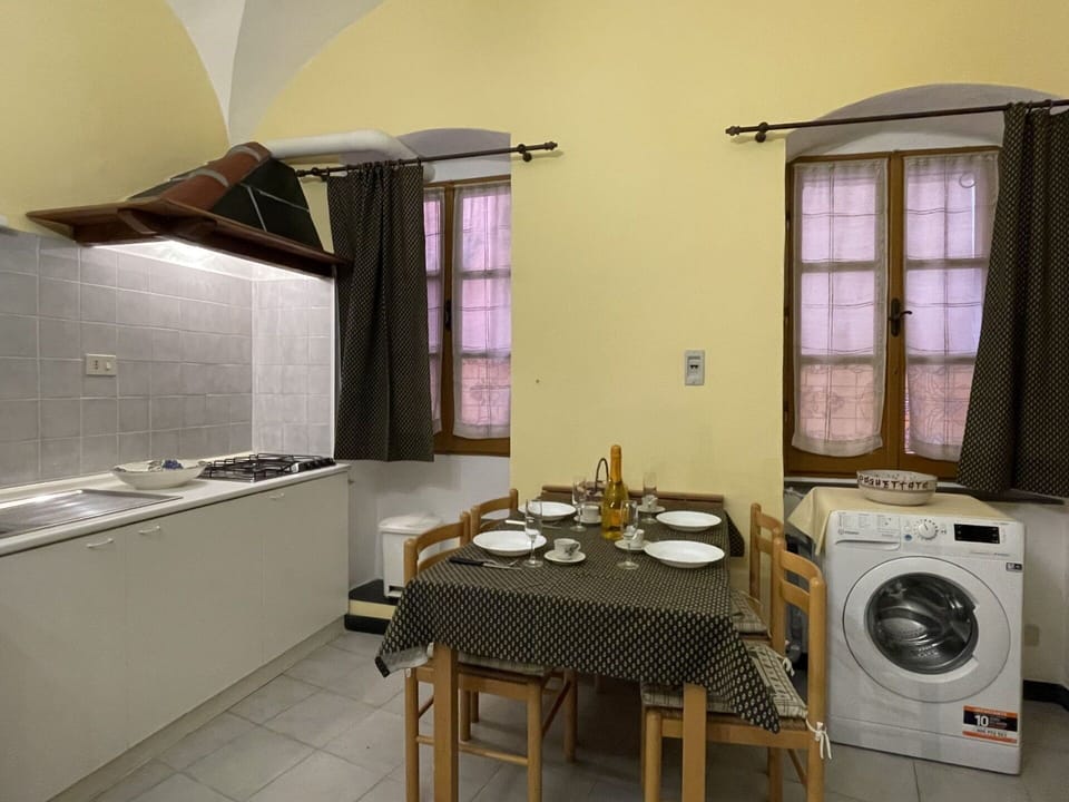 Building, Window, Laundry Room, Table, Wood, Cabinetry, Interior Design, Floor, Kitchen, House