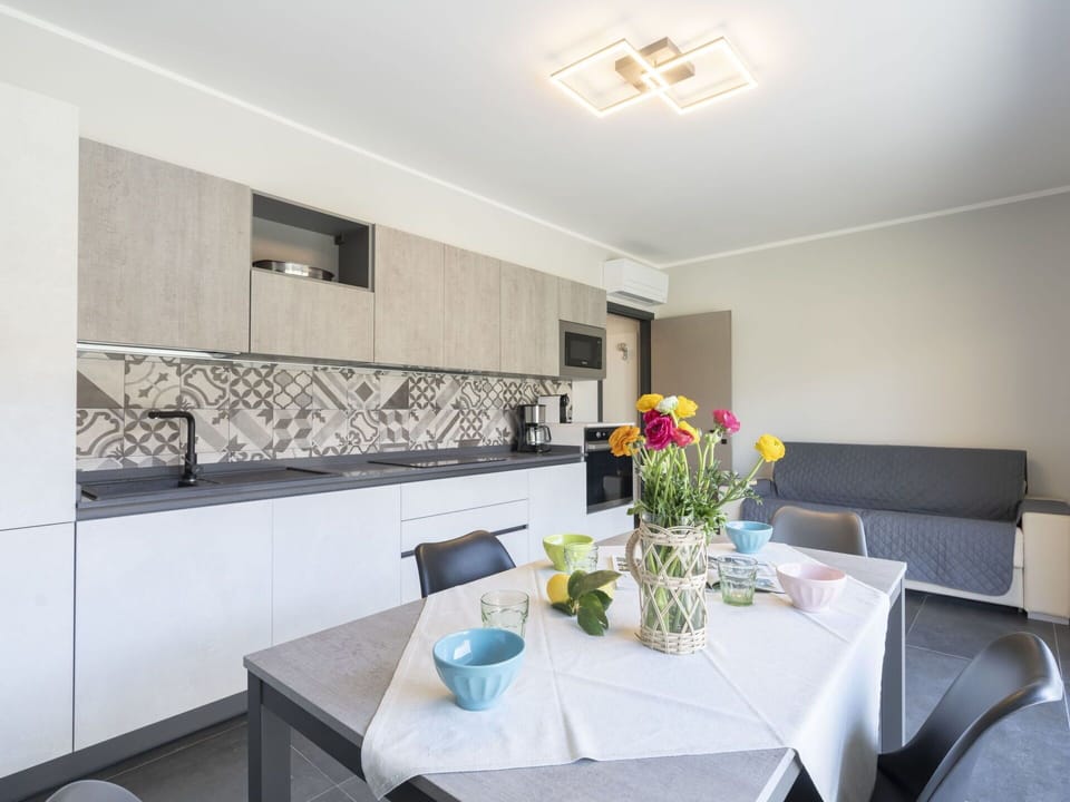 Table, Flower, Furniture, Property, Building, Interior Design, Lighting, Architecture, Flooring, Floor