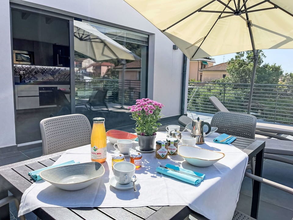 Table, Tableware, Property, Furniture, Plant, Flowerpot, Dishware, Flower, Interior Design, Chair