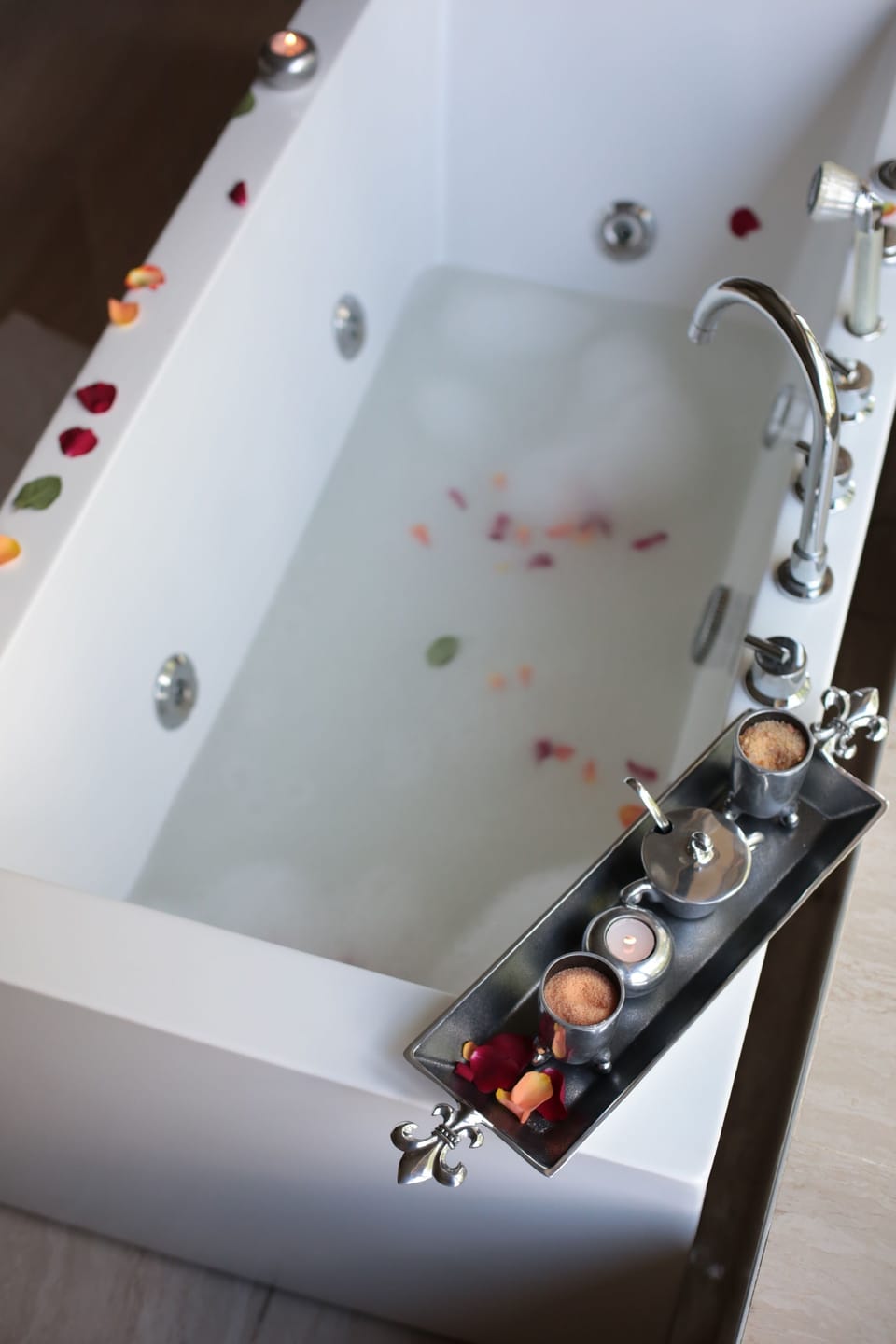 Separate tub and shower, deep soaking tub, rainfall showerhead