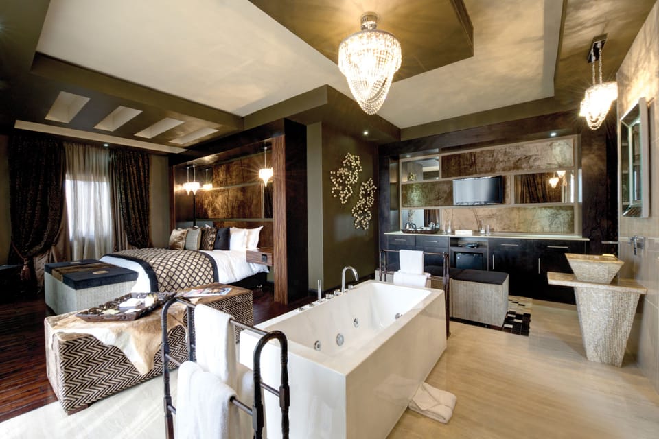 Junior Executive Suite | Egyptian cotton sheets, premium bedding, pillowtop beds, minibar