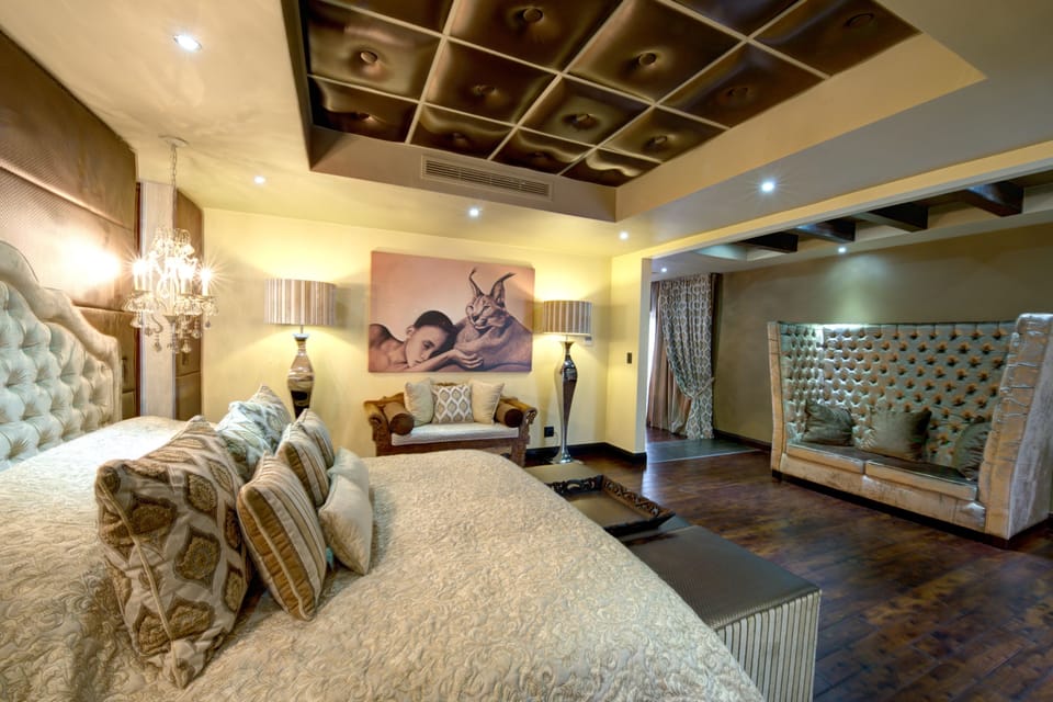 Executive Suite | Egyptian cotton sheets, premium bedding, pillowtop beds, minibar