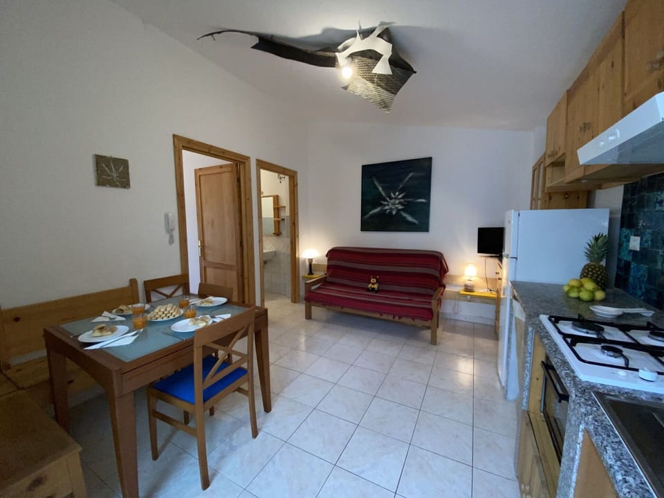 Plant, Building, Sky, Window, Tree, Land Lot, House, Urban Design, Residential Area, Real Estate