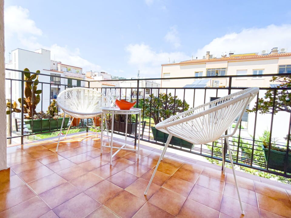 Furniture, Outdoor Furniture, Chair, Outdoor Table, Balcony, Kitchen & Dining Room Table, Patio, Houseplant, Flowerpot, Fence