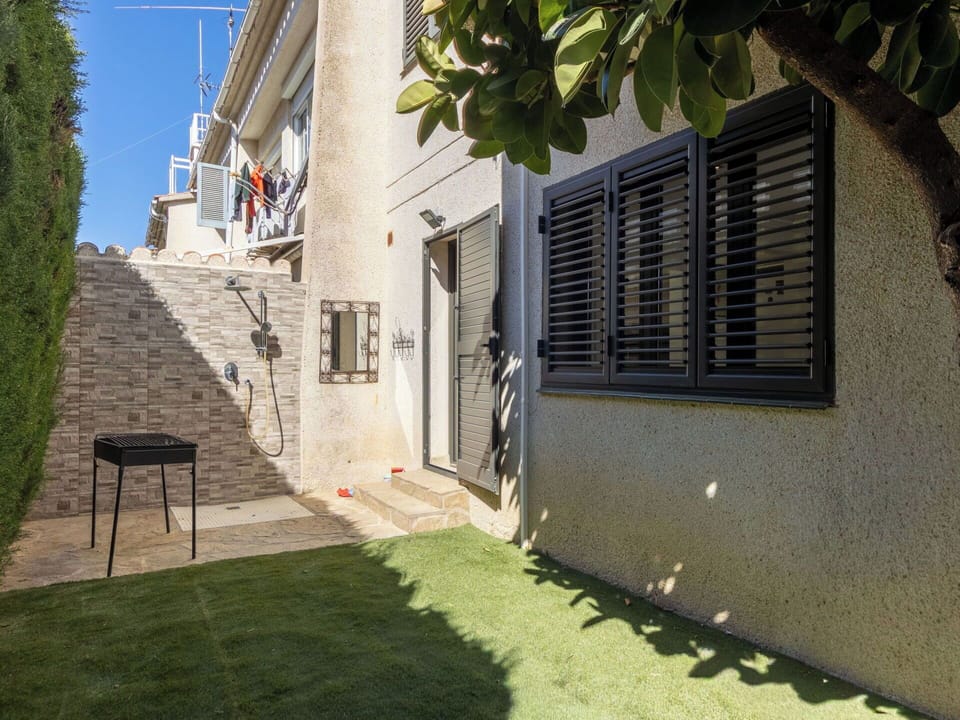 Swimming Pool, Residential Area, Composite Material, Home, Resort, Estate, Water Feature, Leisure, Villa, Reflection