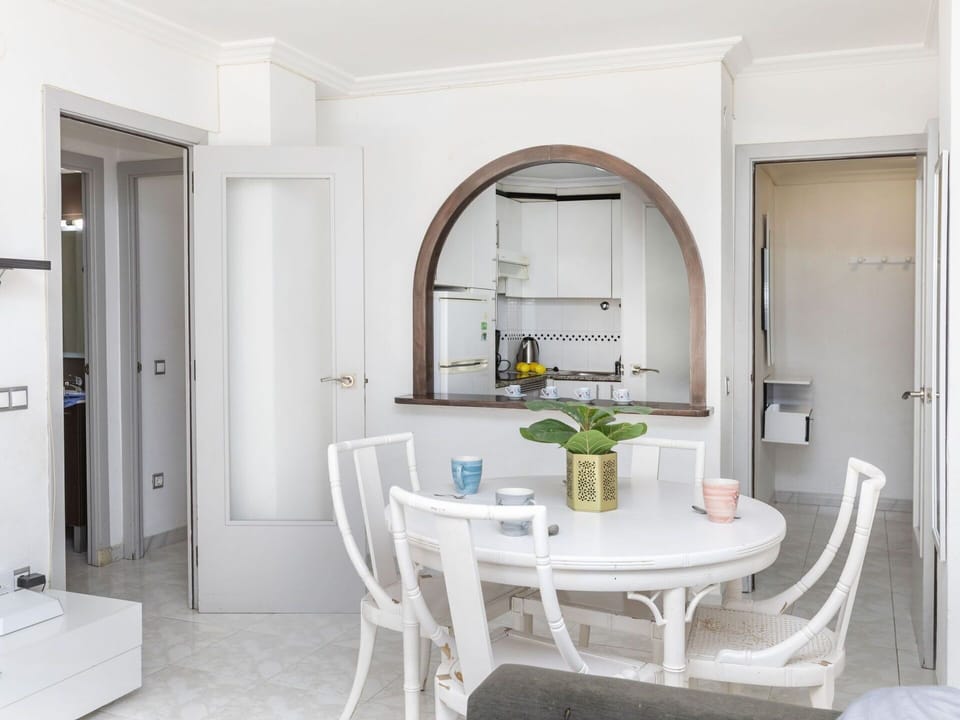 Table, Furniture, Property, Plant, White, Building, Houseplant, Flowerpot, Interior Design, Architecture