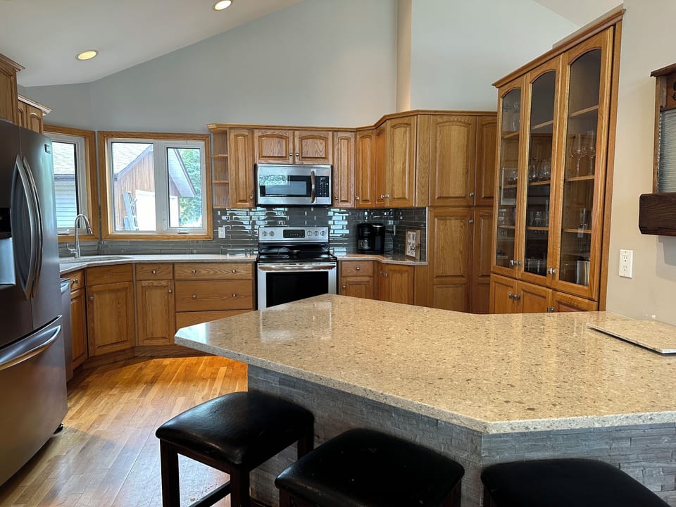 Fully equipped Kitchen with bar and seating for 4
