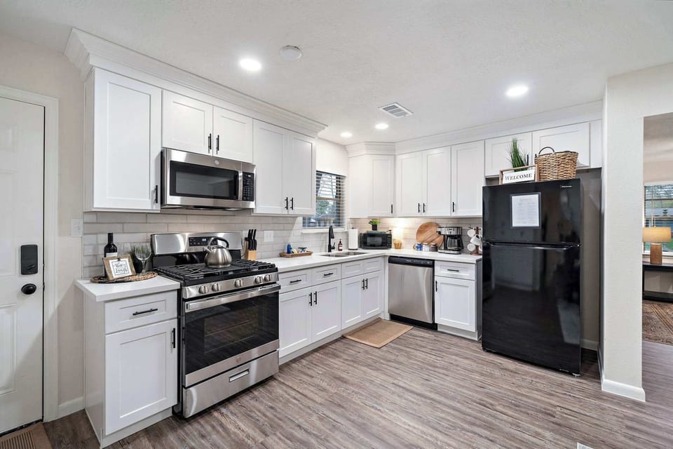 Kitchen: Cook up seaside memories in this stylish, fully-equipped kitchen with modern appliances!