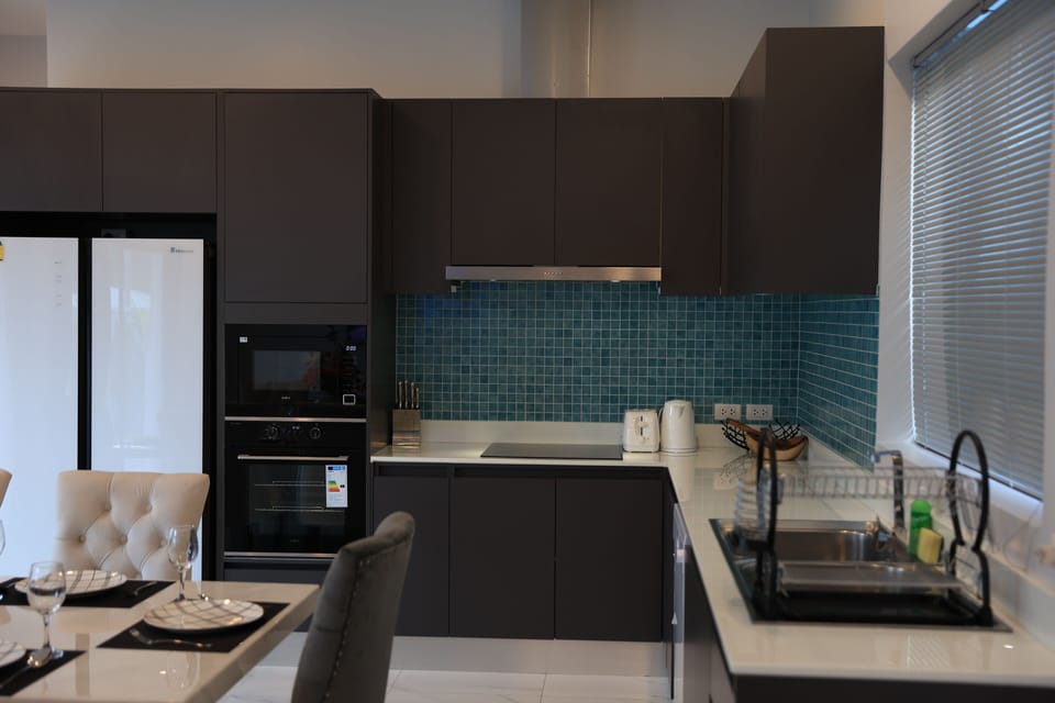 Luxury Villa | Private kitchen | Stovetop, paper towels