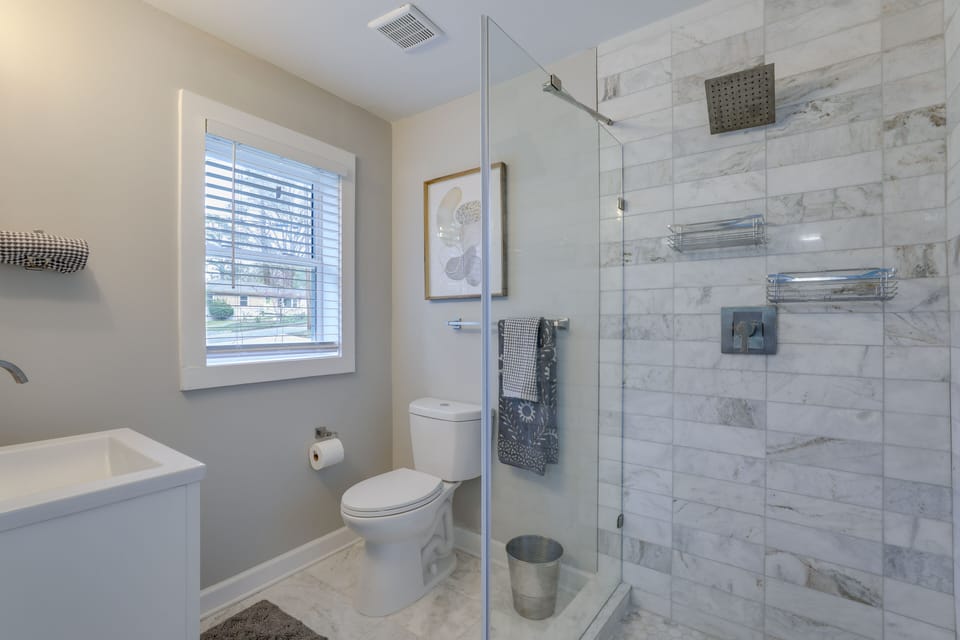 Full Bathroom | Towels Provided | Complimentary Toiletries