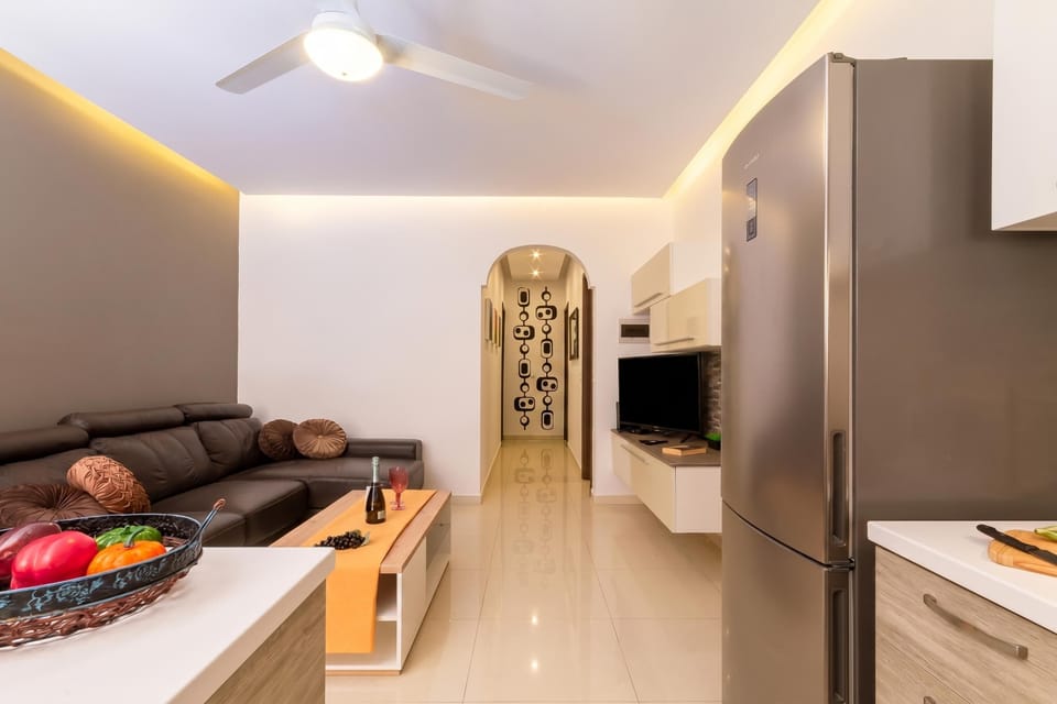 Family Apartment, 3 Bedrooms, Microwave (Maisonnette & Pool Ta'Cenc Sannat) | Living area | TV