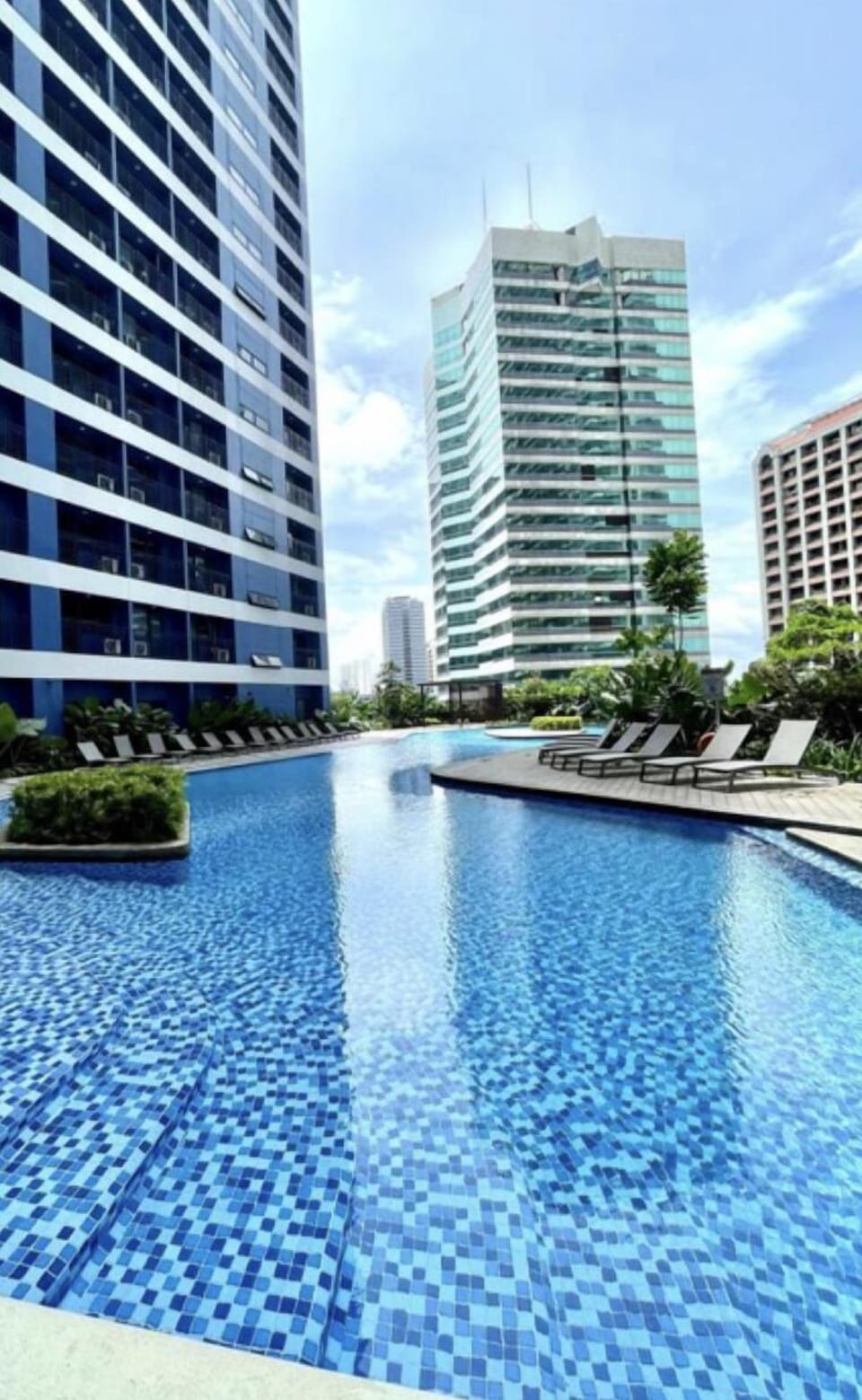 3 outdoor pools, a heated pool, cabanas (surcharge)