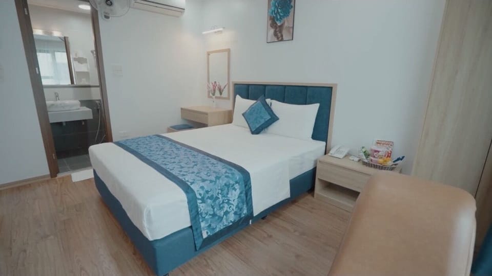 Free minibar items, free WiFi, bed sheets