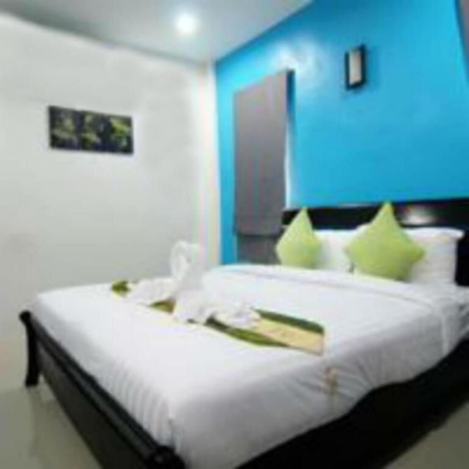 Minibar, in-room safe, blackout drapes, free WiFi