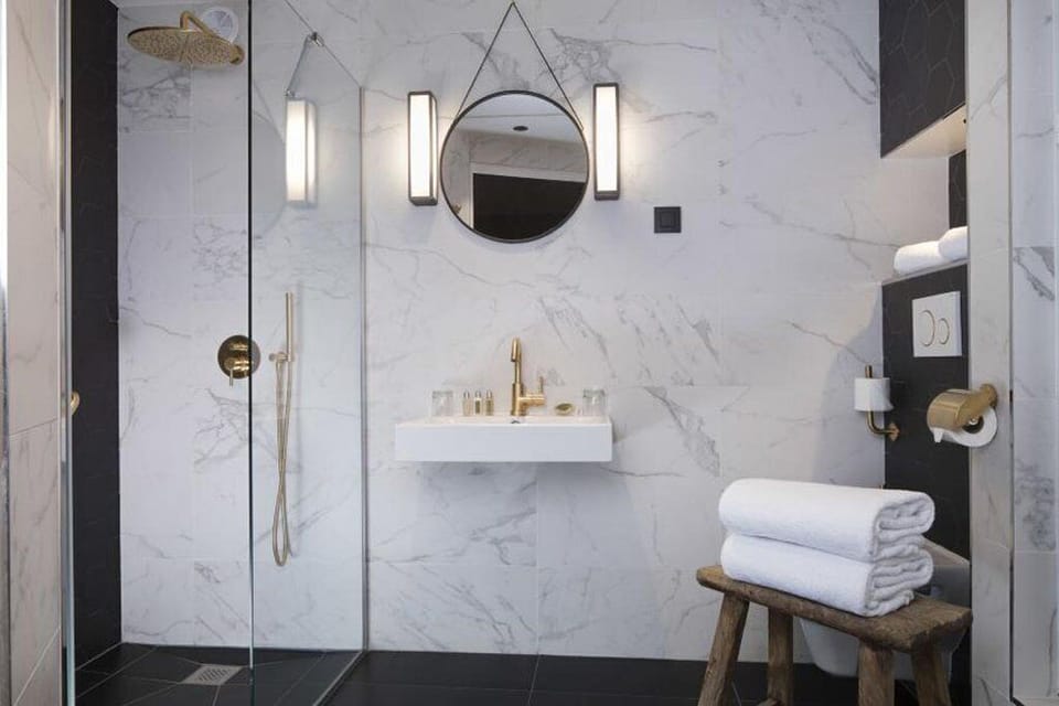 Deluxe Room | Bathroom | Shower, free toiletries, hair dryer, towels