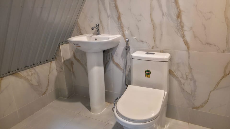 Comfort Twin Room | Bathroom | Shower, rainfall showerhead, free toiletries, bidet