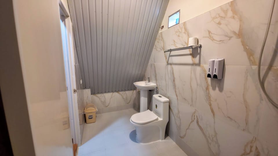 Comfort Twin Room | Bathroom | Shower, rainfall showerhead, free toiletries, bidet