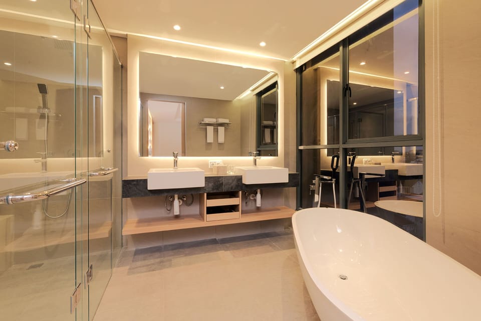 Royal Suite | Bathroom | Hair dryer, slippers, towels