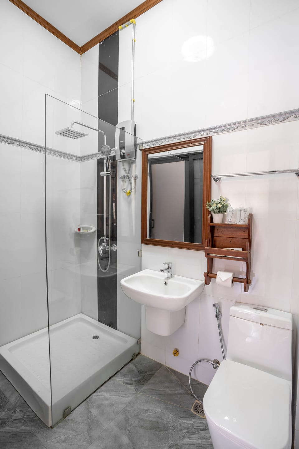 Standard Double Room | Bathroom | Shower, rainfall showerhead, slippers, towels