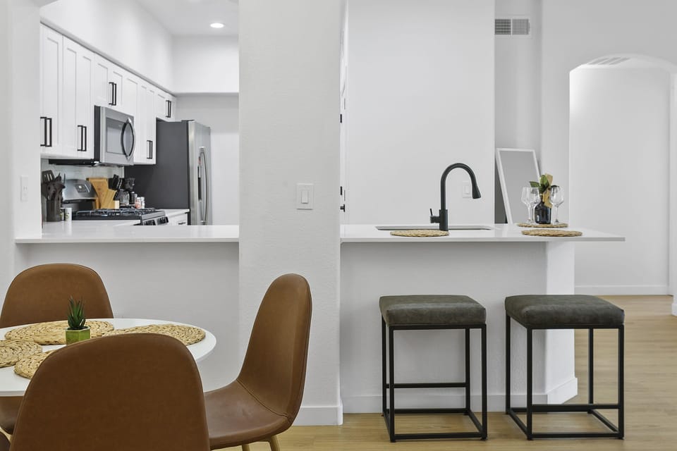 Deluxe Apartment | Private kitchen | Fridge, microwave, oven, dishwasher