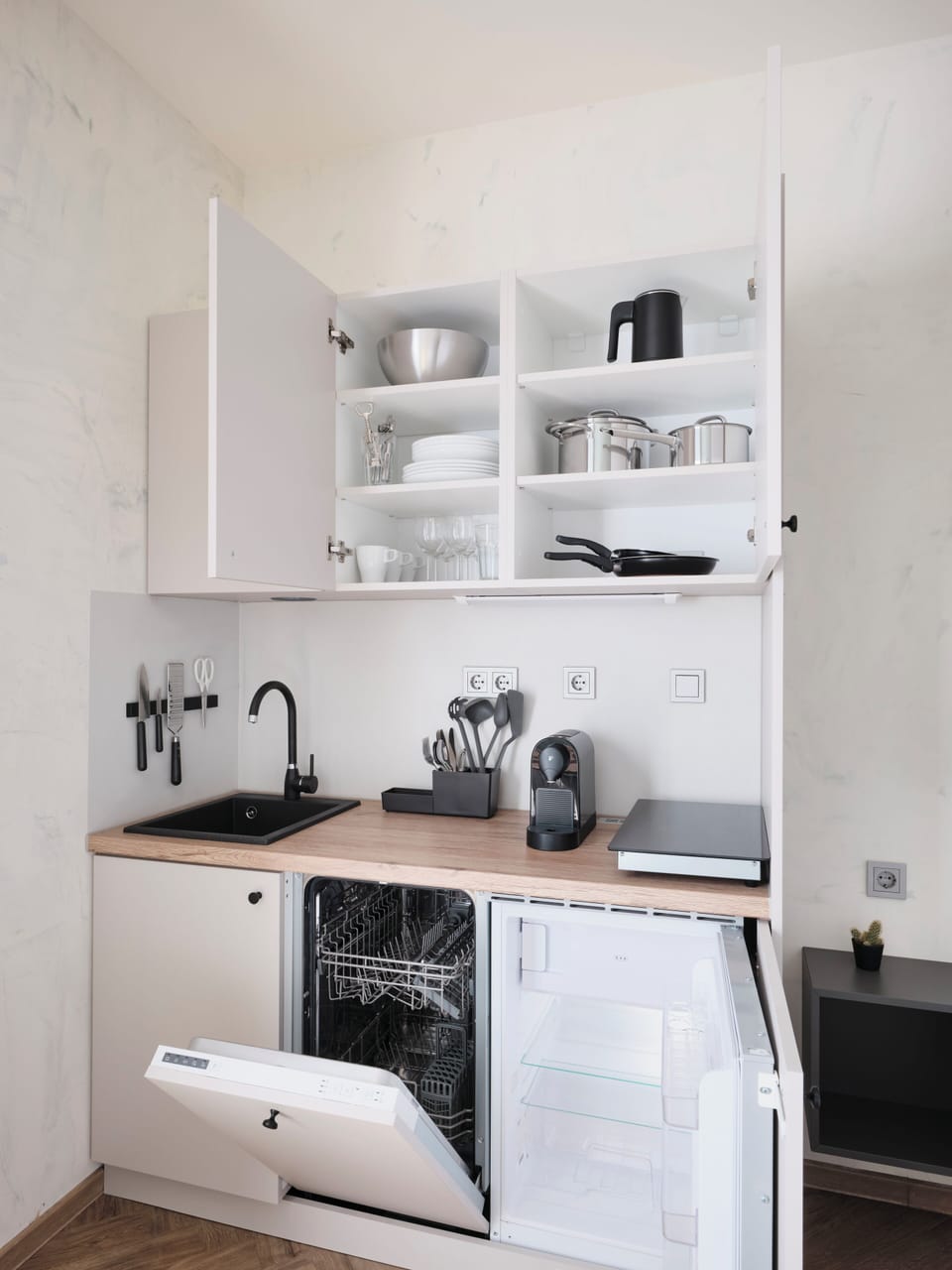 Full-size fridge, microwave, stovetop, electric kettle