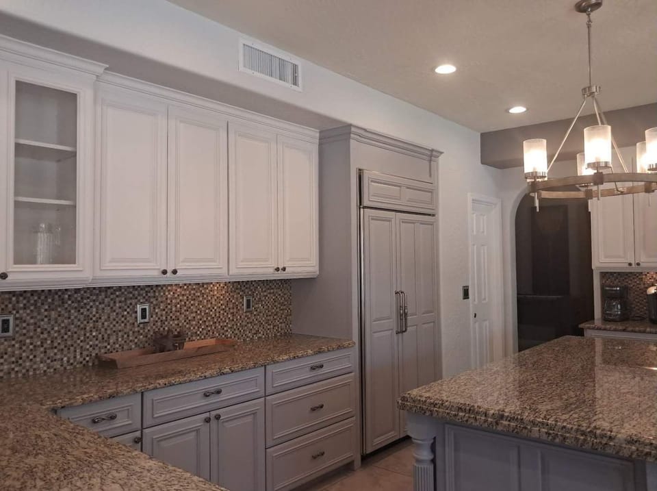 Large Kitchen w/ breakfast nook