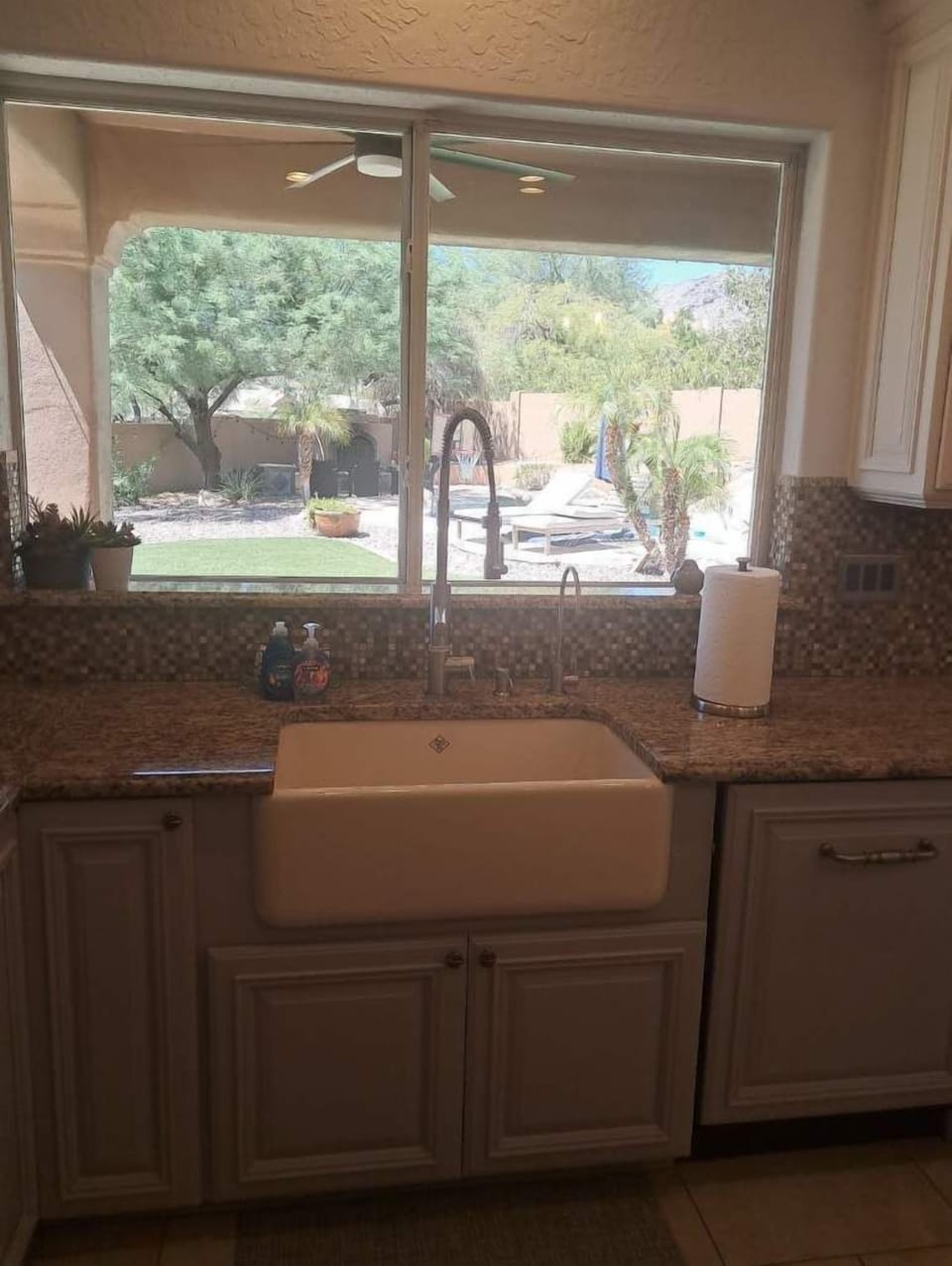 Kitchen w/ family nook
