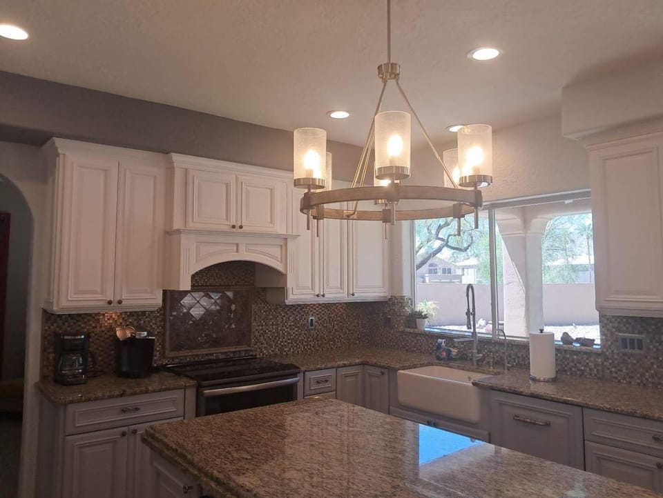 Large Kitchen w/ breakfast nook