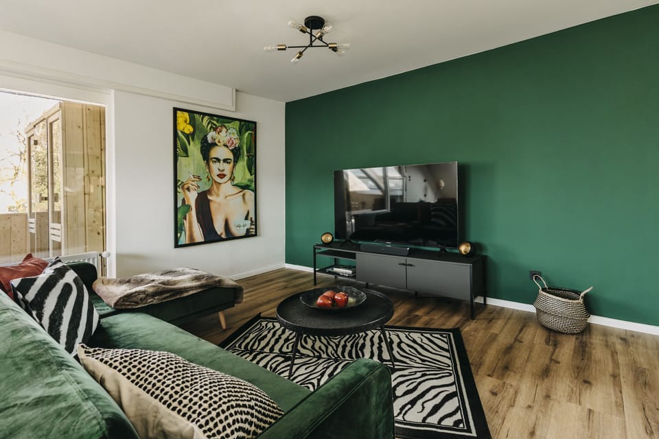 Wohnzimmer mit 65-Zoll großem Smart-TV, Netflix, Disney+, Glasfaser Internet