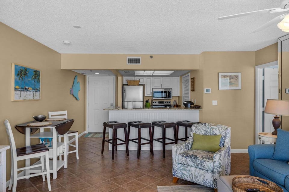 Dining area and breakfast bar