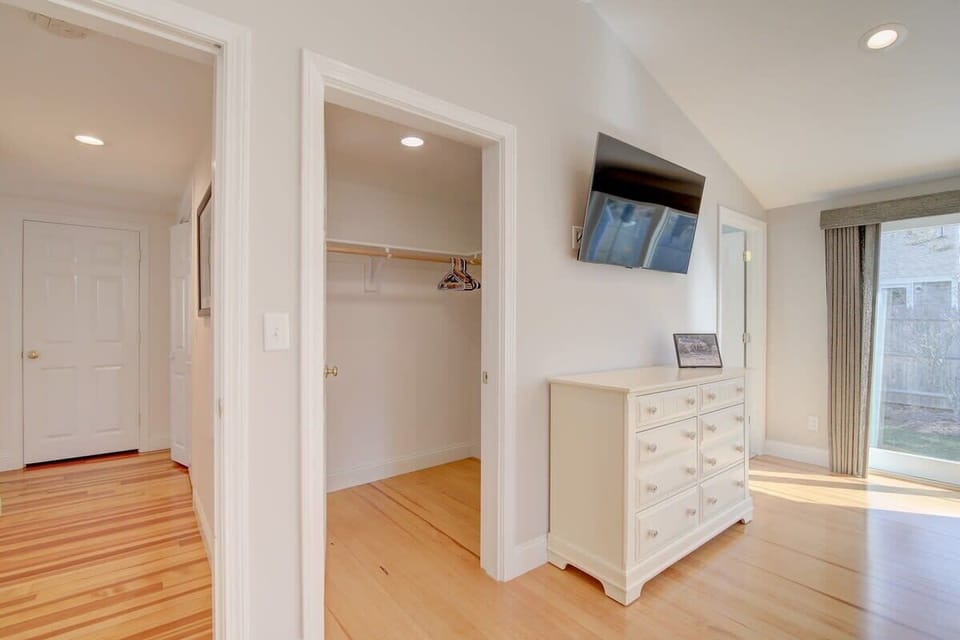 Queen Bedroom w/ En-suite Bathroom