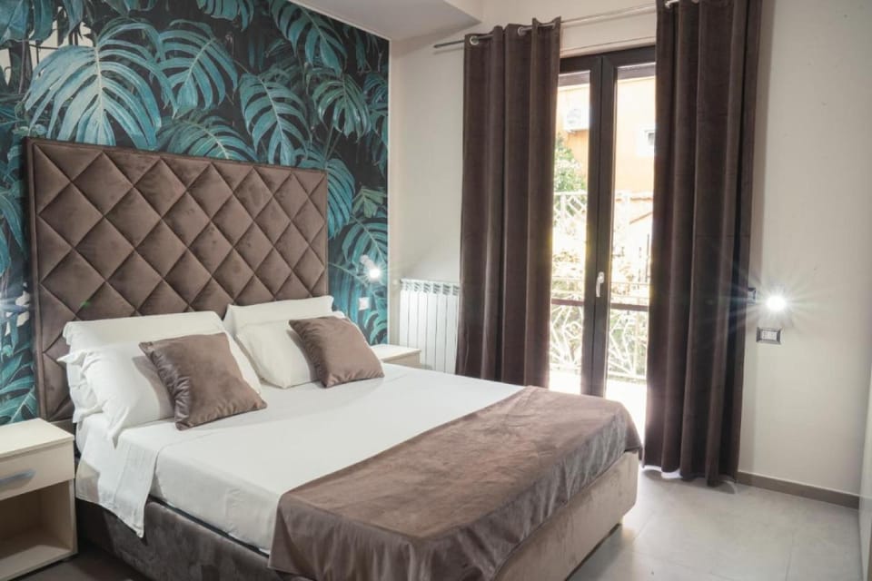 Minibar, desk, laptop workspace, free WiFi