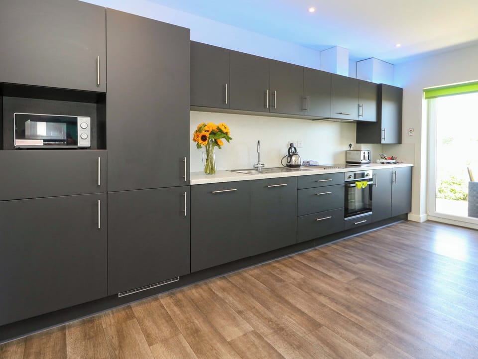 Cottage | Private kitchen | Dishwasher, cookware/dishes/utensils