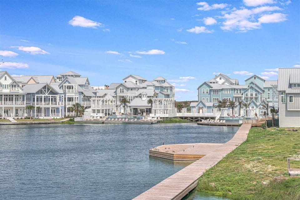 Lakeside Balcony View, 2nd Floor