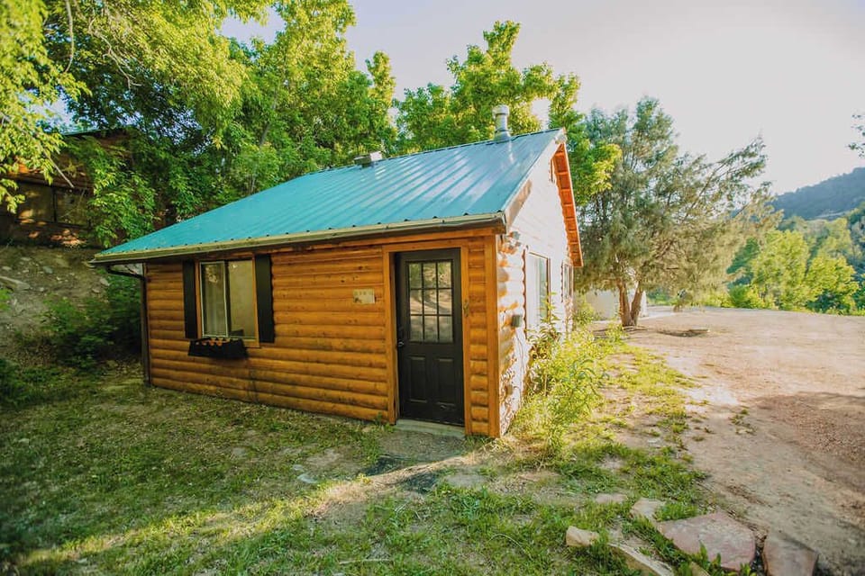 Find your peaceful haven at Zen Zion Honeybee. Our charming 1BR log cabin in Glendale, Utah, offers a tranquil retreat in a beautiful setting. Perfect for up to 4 guests, and just a short drive from stunning national parks.